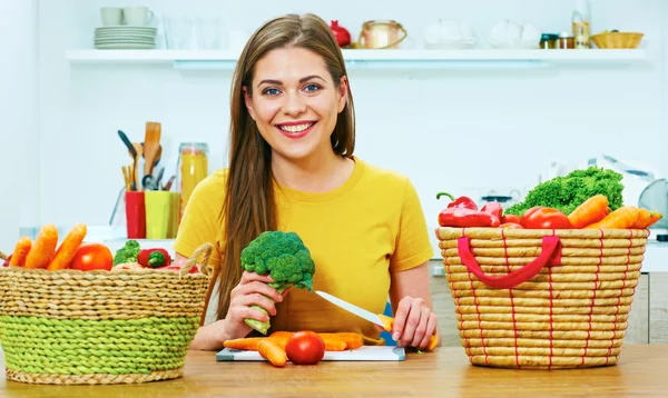 Femme cuisine dans la cuisine — Photo