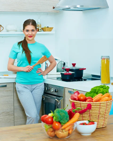 台所で料理をする女性 — ストック写真
