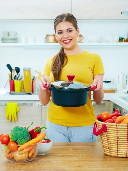 Kvinna matlagning i köket — Stockfoto