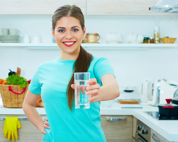 Mujer joven de pie en la cocina —  Fotos de Stock