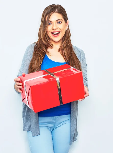 Mujer sosteniendo caja de regalo roja — Foto de Stock