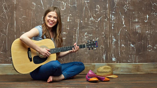 기타를 치는 젊은 여자 — 스톡 사진
