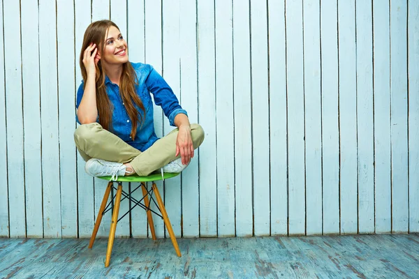 Mujer sentada en silla verde — Foto de Stock