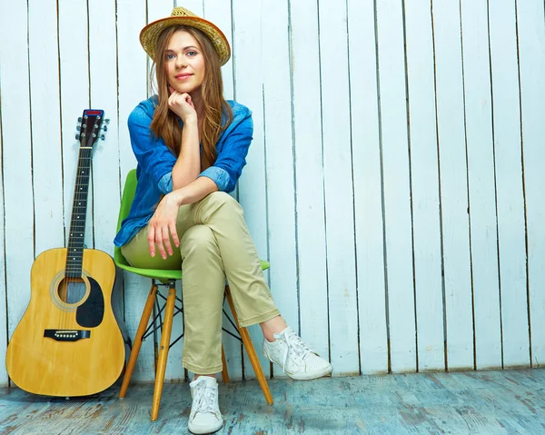Młoda kobieta z gitarą — Zdjęcie stockowe