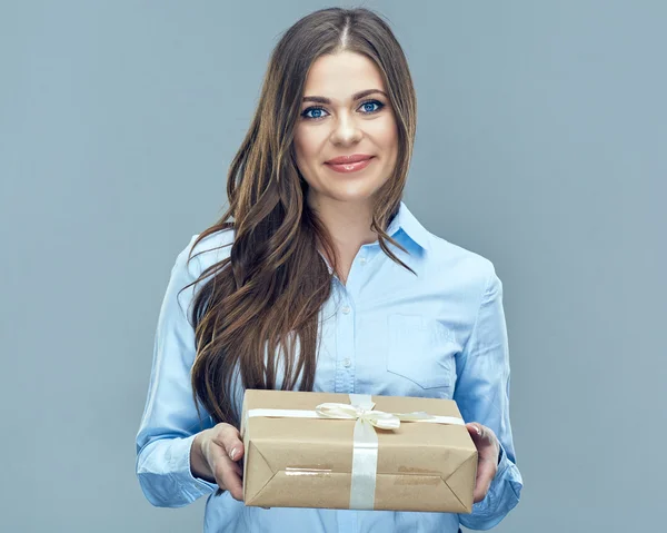 ギフト用の箱を持つ女性実業家 — ストック写真