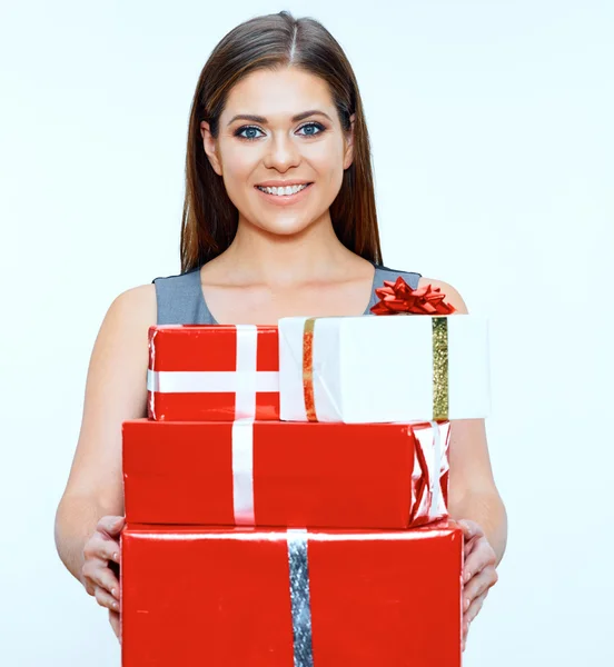 Mujer sonriente sosteniendo regalos —  Fotos de Stock