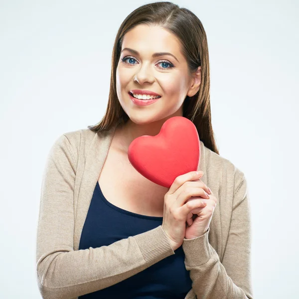 Vrouw houdt rood hart — Stockfoto