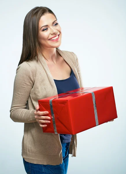 Mulher segurando caixa de presente vermelho — Fotografia de Stock