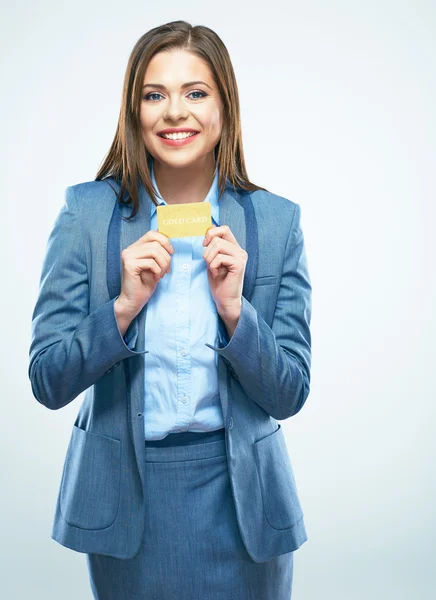 Femme d'affaires détenant une carte de crédit — Photo