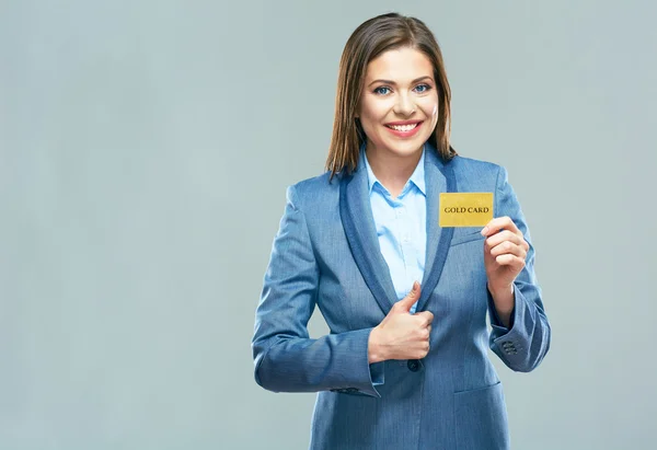 Femme d'affaires détenant une carte de crédit — Photo