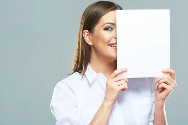 Affärskvinna med blankt papper — Stockfoto