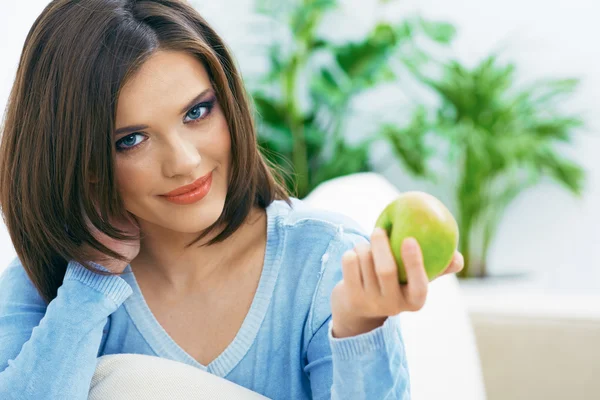 Woman holding green apple — Stock Photo, Image