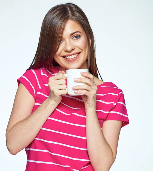 Χαμογελαστό κορίτσι με φλιτζάνι τσάι — Φωτογραφία Αρχείου