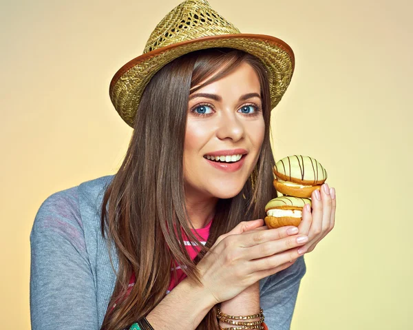 Mulher com bolos deliciosos — Fotografia de Stock