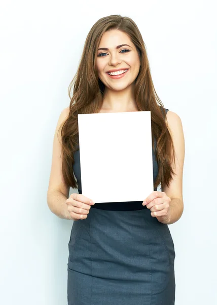 Geschäftsfrau hält unbeschriebenes Blatt — Stockfoto