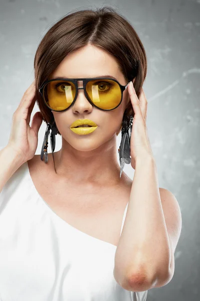 Femme avec lunettes de soleil jaunes — Photo