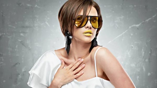 Mulher com óculos de sol amarelos — Fotografia de Stock