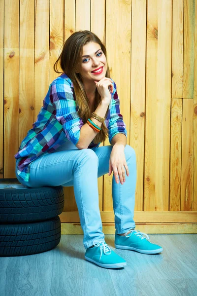 자동 타이어에 앉아 여자 — 스톡 사진