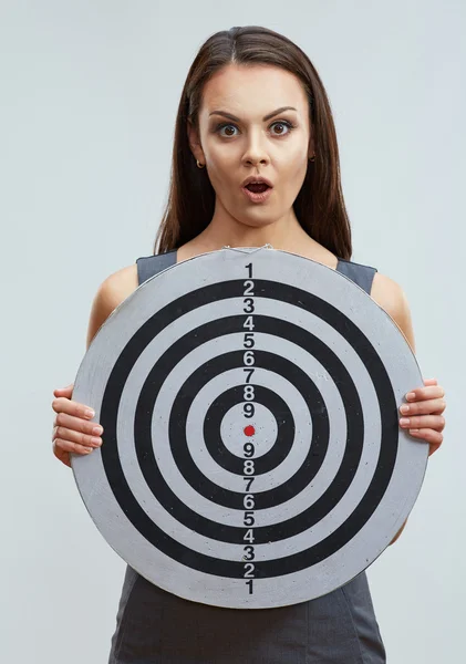 Affärskvinna innehar dart mål — Stockfoto