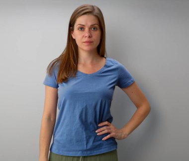 Mavi günlük elbiseli genç bir kadın. Uzun saçlı bir kadın portresi..