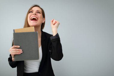 Olumlu duyguların kitabını tutan mutlu kadın öğretmen ya da öğrenci. izole edilmiş resim.