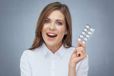 Su toplayan balyaları tutan mutlu kadın, stüdyo portresini kapat..