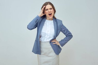 Baş ağrısı olan bir iş kadını stüdyo portresinden izole edilmiş..