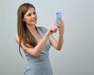 Akıllı telefon kullanan mutlu bir kadın. İzole edilmiş kadın portresi.