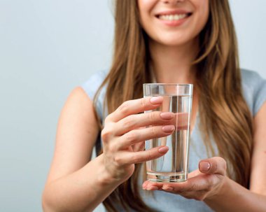 Elinde su bardağı tutan gülümseyen kadın portresi. soyutlanmış kadın portresi.