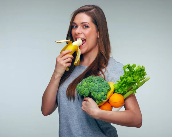 Mujer Sonriente Sosteniendo Frutas Verduras Comiendo Plátano Retrato Femenino Aislado — Foto de Stock