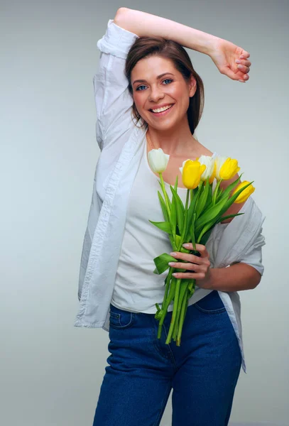 Sorrindo Mulher Segurando Flores Isolado Retrato Menina Roupas Casuais Sobre — Fotografia de Stock