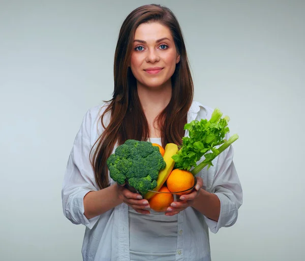 Mulher Sorridente Segurando Comida Verde Saudável Retrato Feminino Isolado — Fotografia de Stock