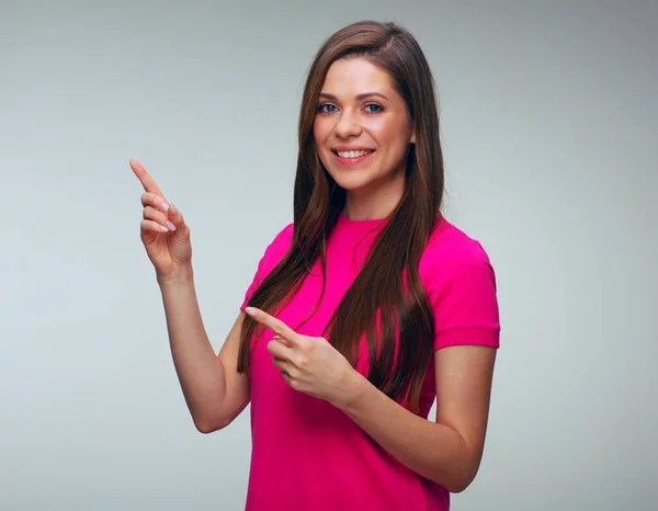 Mujer Sonriente Puntos Vestido Casual Rojo Con Dedo Retrato Femenino — Foto de Stock