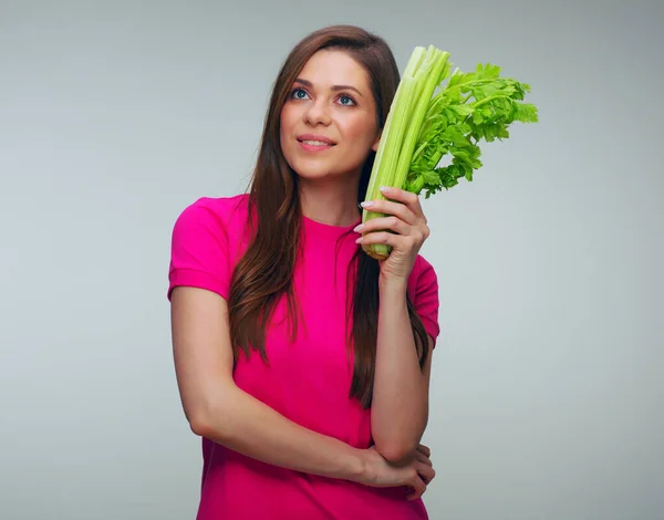 Glimlachende Vrouw Rode Jurk Met Verse Groene Selderijbalk Omhoog Kijkend — Stockfoto