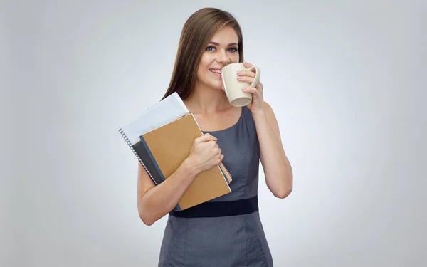 Happy Woman Drinkt Koffie Glimlachend Meisje Met Boeken Zakelijk Papier — Stockfoto