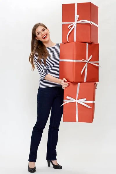 Счастливая Женщина Поднимает Кучу Больших Красных Подарочных Коробок — стоковое фото