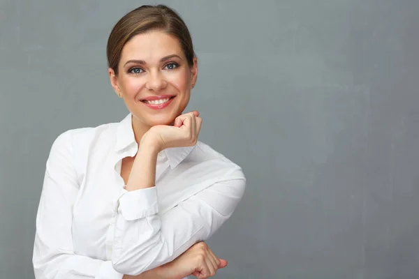 Retrato Cerca Una Mujer Sonriente Con Camisa Blanca Sosteniendo Una —  Fotos de Stock