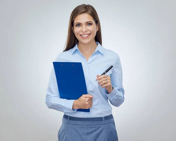 Uśmiechnięta Bizneswoman Trzymająca Tablicę Długopisem Odizolowany Portret Białym — Zdjęcie stockowe