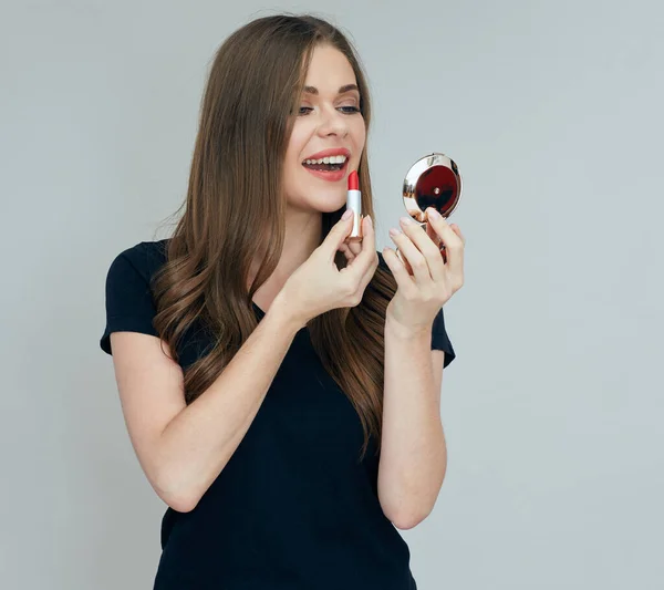 Mujer Sonriente Mirando Espejo Cosmético Pintando Labios Con Lápiz Labial —  Fotos de Stock