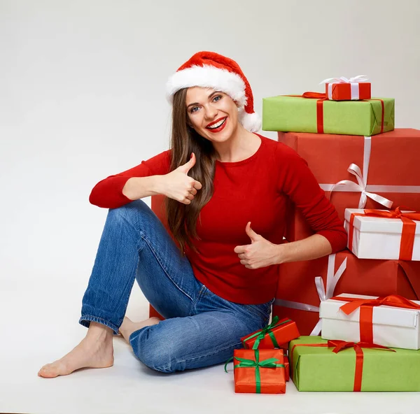 孤立したポートレートの笑顔女の子身に着けているクリスマスの帽子ショー親指アップとともに大きな贈り物 — ストック写真