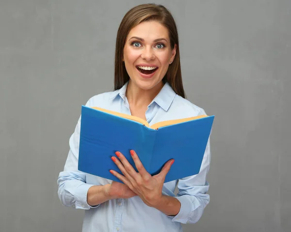 Lächelnde Frau Mit Aufgeschlagenem Buch Porträt Auf Grauem Wandhintergrund — Stockfoto