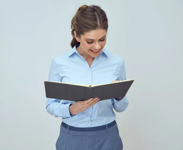 Zakenvrouw Student Met Open Boek Lezen Studio Geïsoleerd Portret — Stockfoto