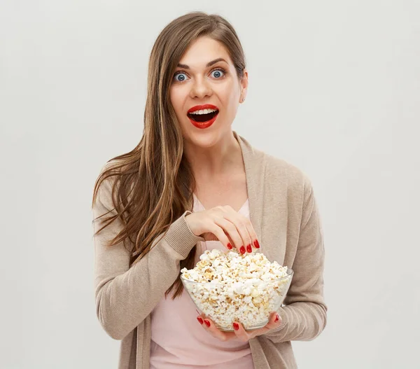 Zaskakująca Kobieta Trzymająca Wiadro Popcornu Odizolowany Portret Białym — Zdjęcie stockowe