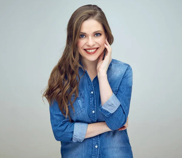 Glimlachende Vrouw Gekleed Blauw Denim Shirt Geïsoleerd Atelierportret — Stockfoto