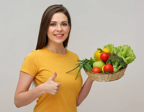 笑顔の女性が新鮮な野菜を親指で握って食事の概念 孤立した女性の肖像 — ストック写真