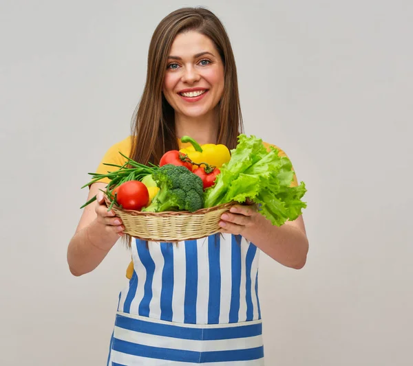 Mulher Sorrindo Vestindo Avental Listrado Segurando Legumes Retrato Estúdio Isolado — Fotografia de Stock