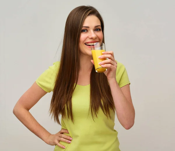 オレンジジュースでグラスを持った笑顔の女性 孤立したスタジオの肖像 — ストック写真