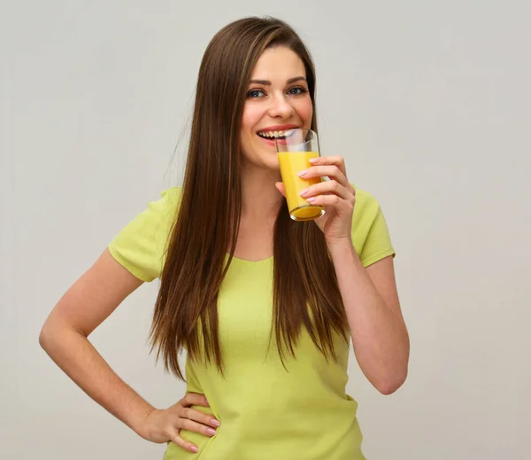 Mulher Sorrindo Segurando Vidro Com Suco Laranja Retrato Estúdio Isolado — Fotografia de Stock