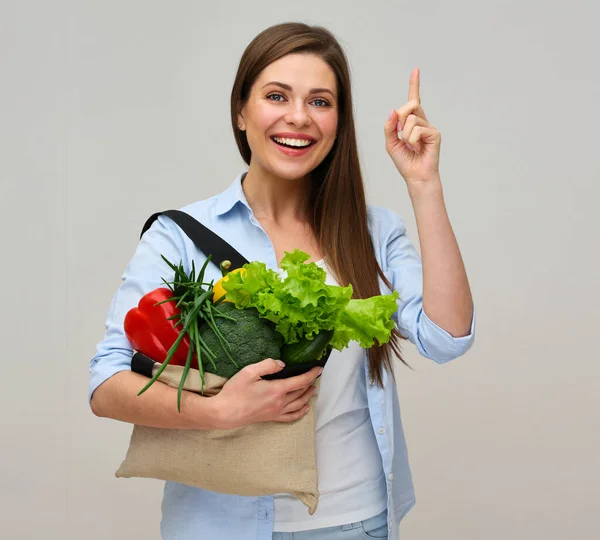 Lächelnde Frau Mit Tasche Mit Vegetarischem Essen Brokkoli Pfeffer Lutschtabak — Stockfoto