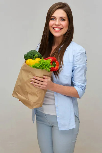 Glimlachende Vrouw Met Vegetarisch Voedsel Groene Salade Groenten Peper Geïsoleerd — Stockfoto